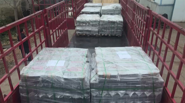 江西吳總訂購25噸冷擠壓鋼筋套筒裝車發貨