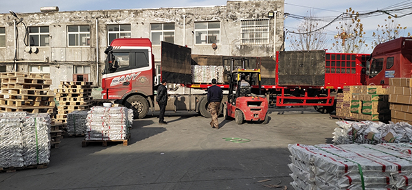 昨天下午無錫客戶劉總訂購25噸四級鋼鋼筋套筒裝車發貨